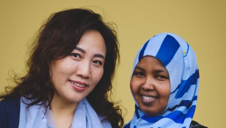 Två personer som tittar in i kameran