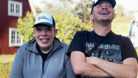 Två personer som skrattar
